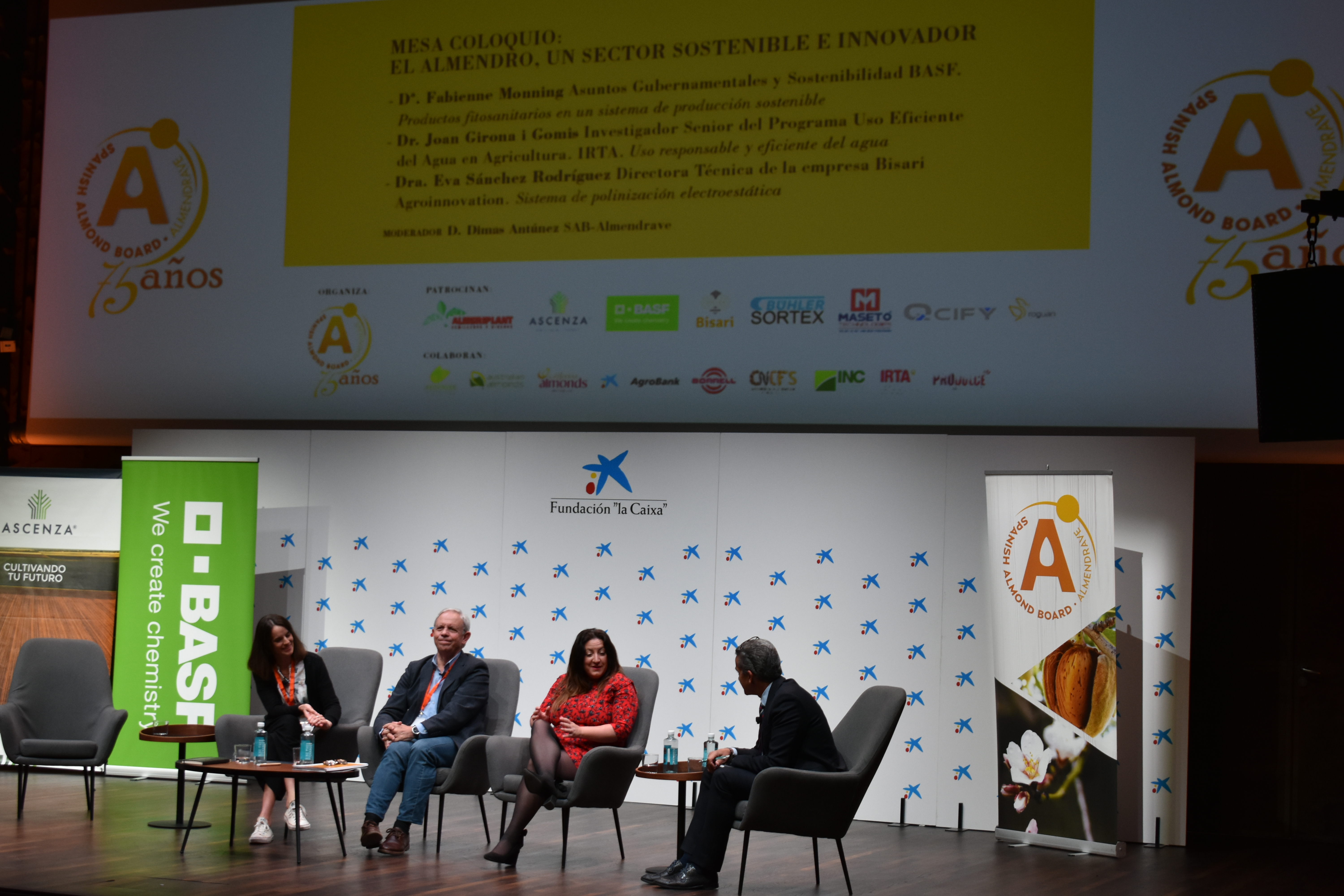 Componentes de la mesa-coloquio: “El almendro, un sector sostenible e innovador”.