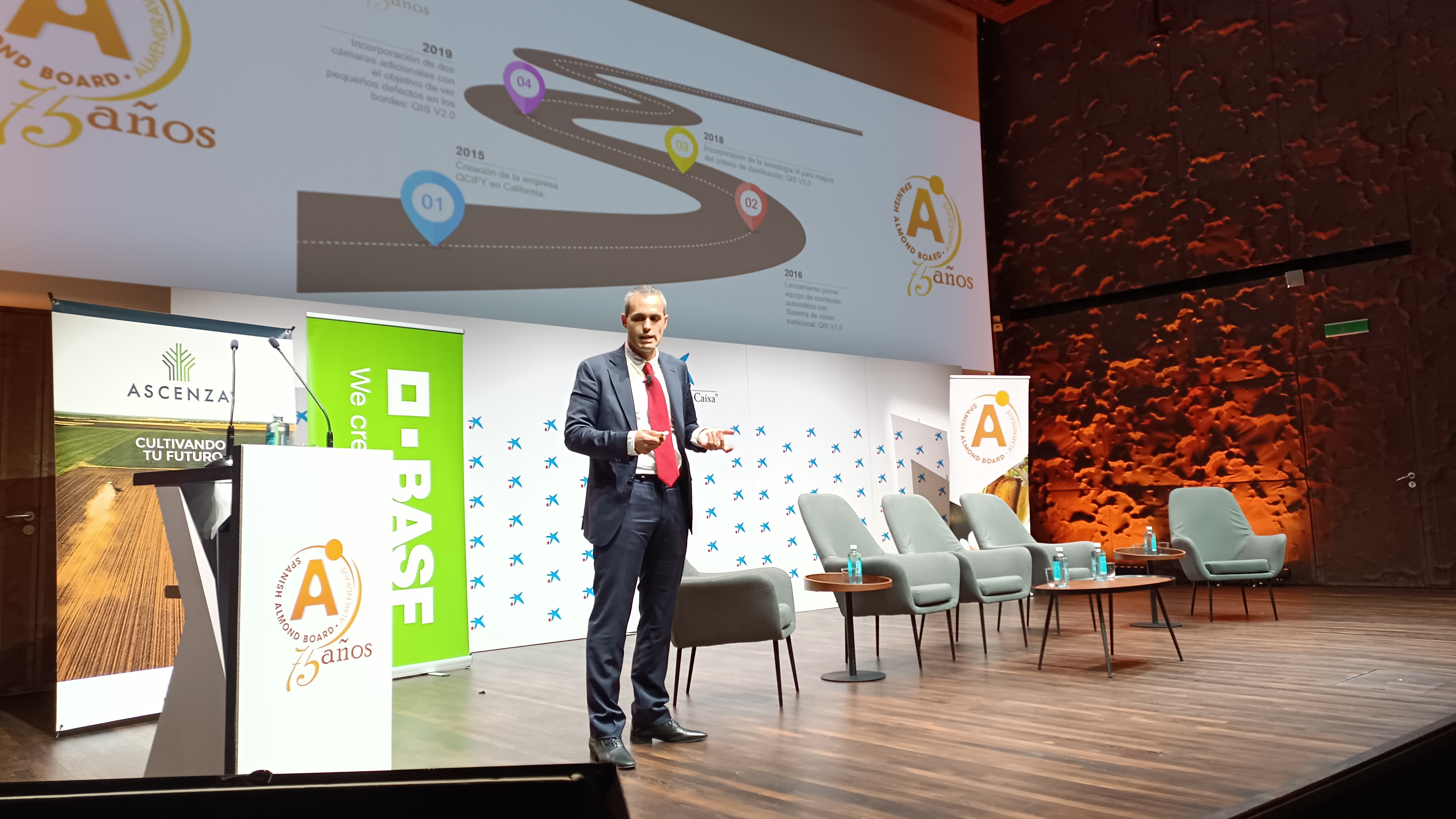 Foto 5: Rubén Sánchez, CEO de Roguan Engineering, en el transcurso de la ponencia “Inteligencia artificial y monitoreo automático en la calidad de la almendra”