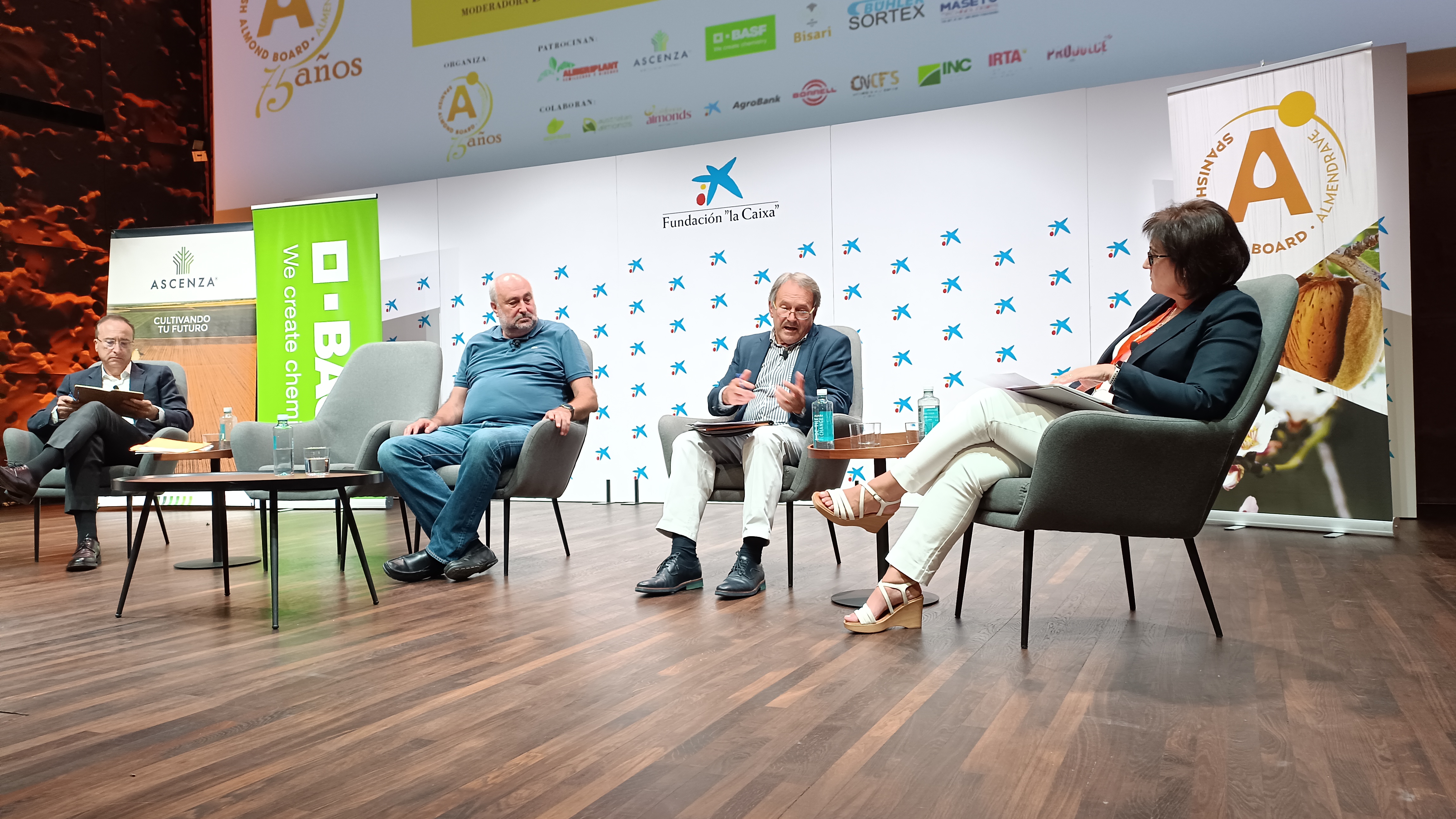 Componentes de la mesa-coloquio: “El mercado de la almendra”