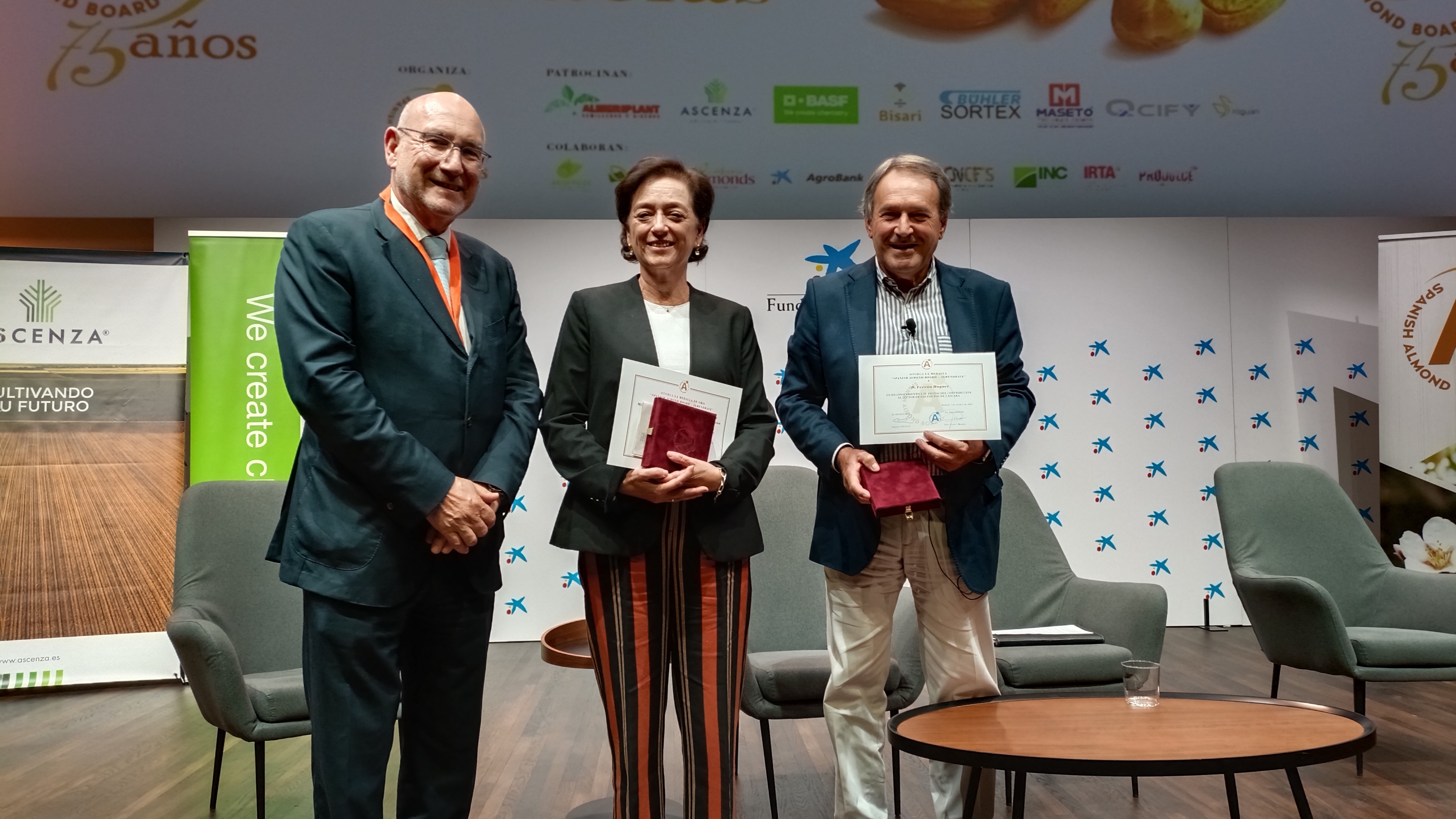 De izquierda a derecha: el presidente de SAB-Almendrave, Pere Ferré, la directora general de Producciones y Mercados Agrarios, Esperanza Orellana, y el director general del Grupo Unió, Ferrán Huguet.