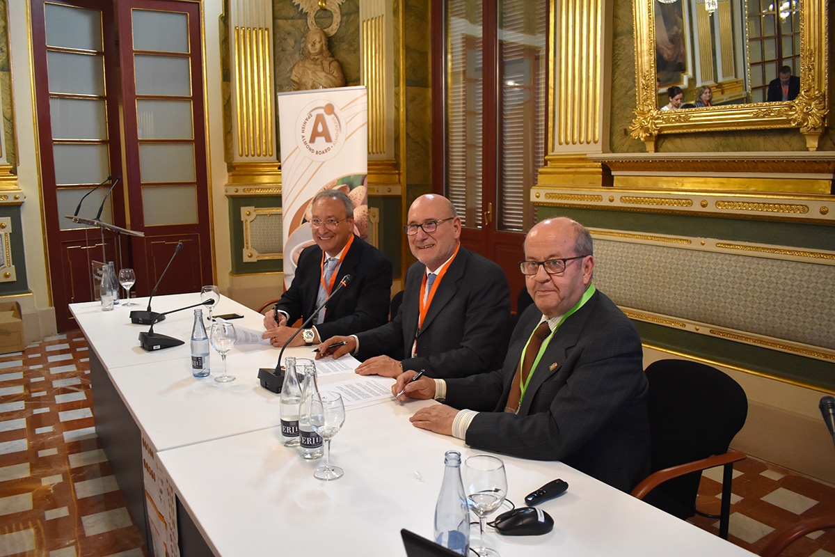 Firma del acuerdo de los estándares de calidad para la exportación de la almendra española